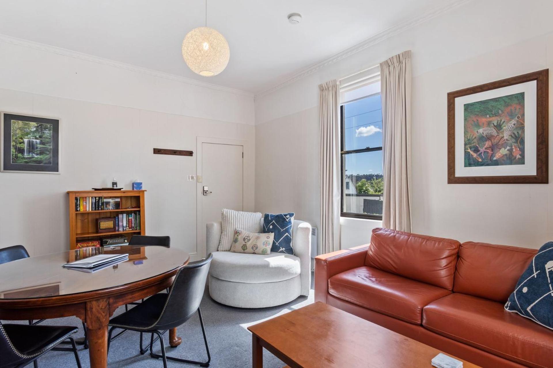 Sir Tom Inner Living With Off Street Parking Apartment