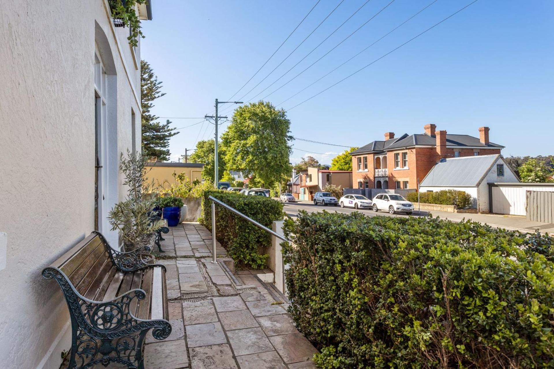 Apartment Sir Tom Inner Living With Off Street Parking
